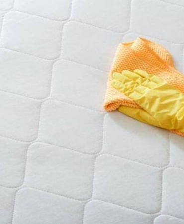 1761866144_Yatak-odasindaki-sari-lekeleri-temizlemek-icin-yontem.jpg