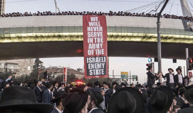 Harediler Batı Kudüs’te zorunlu askerliğe karşı gösteri düzenledi