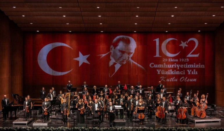 İDOB Cumhuriyet Bayramı’nda “Bir Ulus Uyanıyor” eserini sahneledi