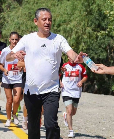 Ozgur-Ozel-47-Istanbul-Maratonunda-kosacak.jpg