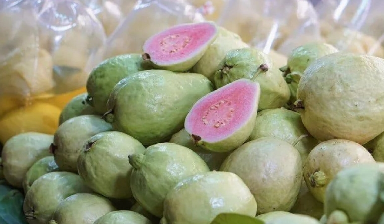 Guava meyvesinin içi renk değiştiriyor ve sürprizler sunuyor