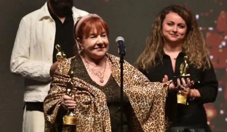 Bilge Şen Antalya Film Festivali’nde ödül konuşması yaptı