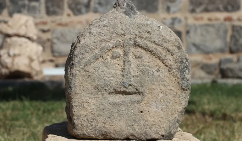 Diyarbakır Müzesi’nde emojili asker mezar taşı sergilendi