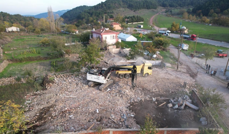 Sındırgı’da ağır hasarlı yapılar kontrollü şekilde yıkılıyor