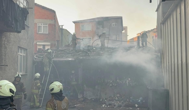 Ümraniye’de iş yeri deposunda yangın çıktı